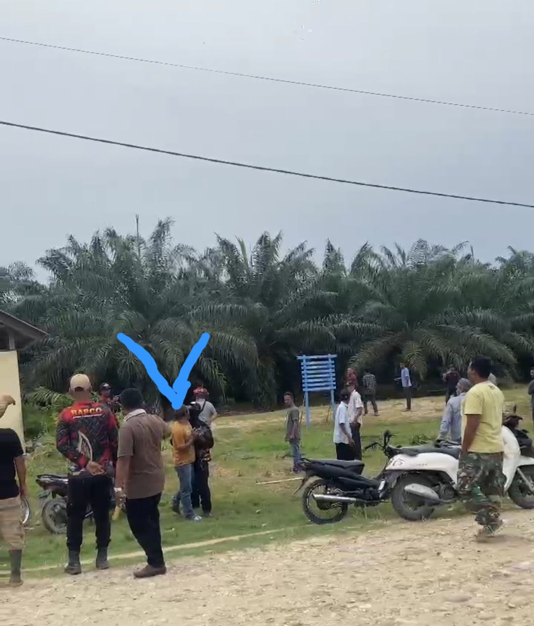 Bak Film Action, Aksi Oknum Brimob PAM PT. Bapco Lempar Senjata dan Diduga Dorong Serta Piting Leher Warga