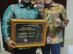 Hamdani Terima Piagam Penghargaan atas Dedikasi Advokasi Hukum bagi Masyarakat Barat Selatan Aceh