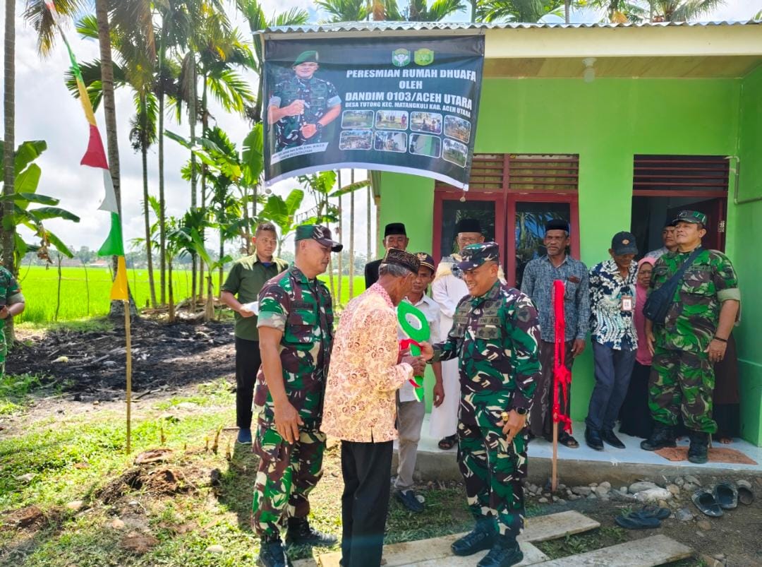 9 Tahun Menempati di Rumah Bekas Pos Brimob, Isak Tangis Nek Yusuf Pecah Saat Terima Kunci Rumah Bantuan dari Dandim Aceh Utara