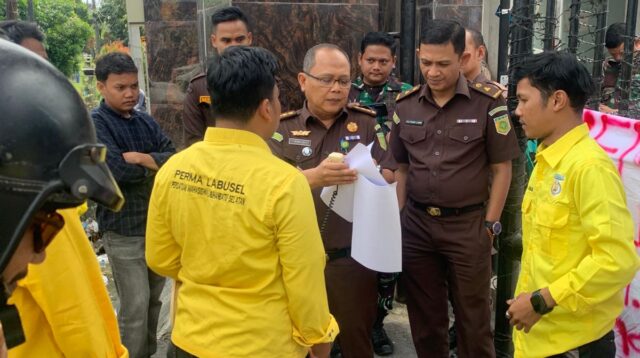 Hantam Kejatisu Pakai Mobil Tempur, Mahasiswa Labusel Minta Kasus Korupsi Dinsos 1,9 M Diambil Alih!
