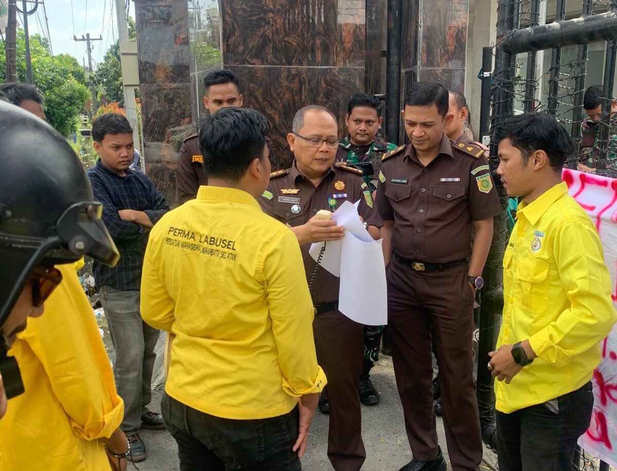 Hantam Kejatisu Pakai Mobil Tempur, Mahasiswa Labusel Minta Kasus Korupsi Dinsos 1,9 M Diambil Alih!