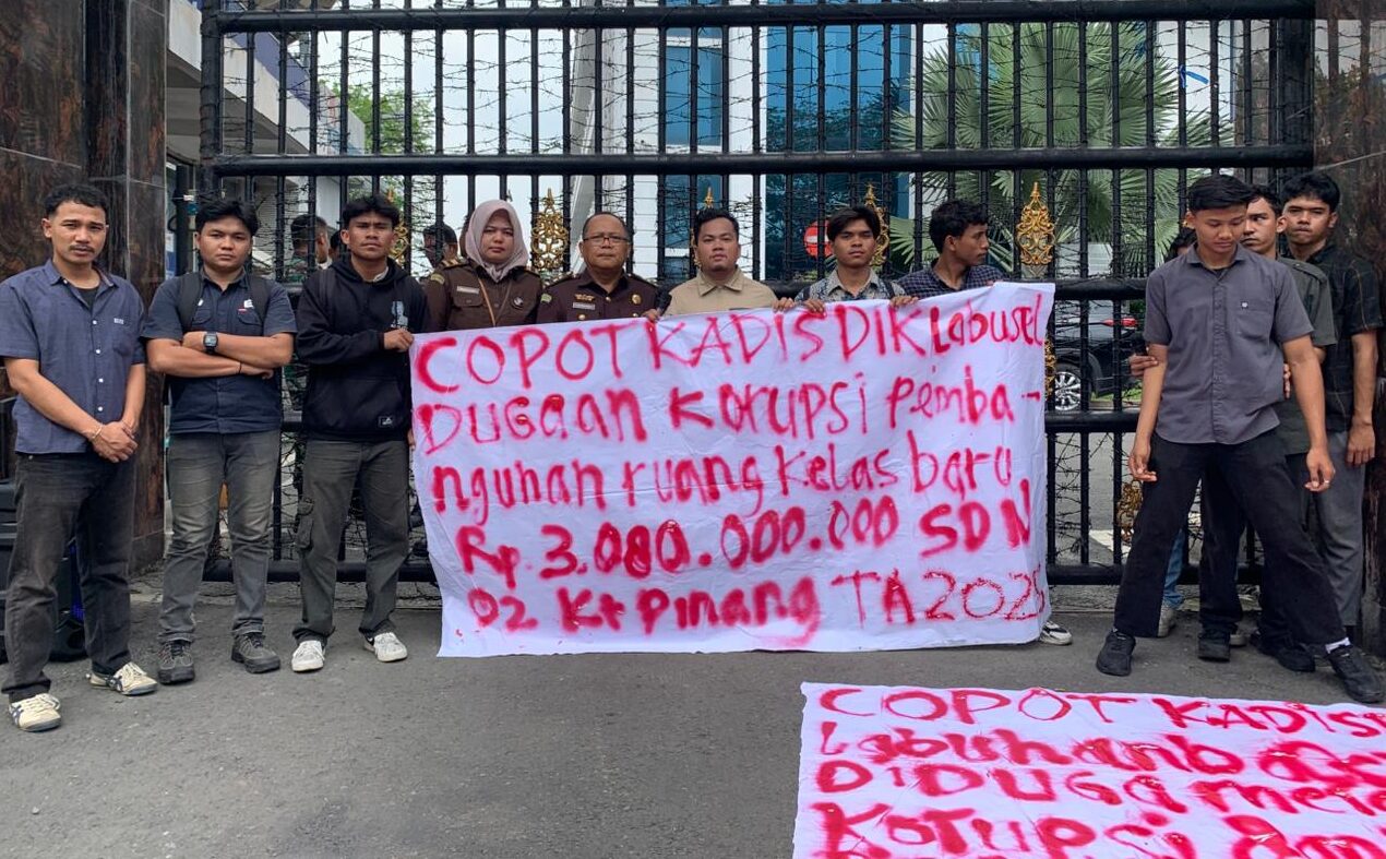 Puluhan mahasiswa yang tergabung dalam Persatuan Mahasiswa Labuhan Batu Selatan (PERMA LABUSEL) menggelar aksi unjuk rasa besar-besaran.